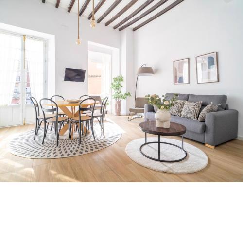 Sanders Lavender - Delightful Two-Bedroom Apartment Downtown