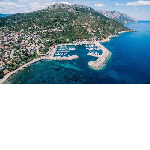 Santa maria navarrese con giardino e vista mare