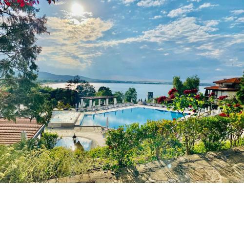 Santa Marina 2-bedroom apt. w/ Sea View + Terrace