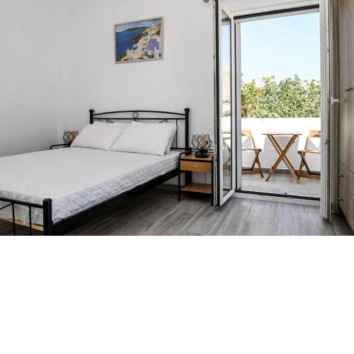 Santorini Life Vibrant Studio 50m from the Beach