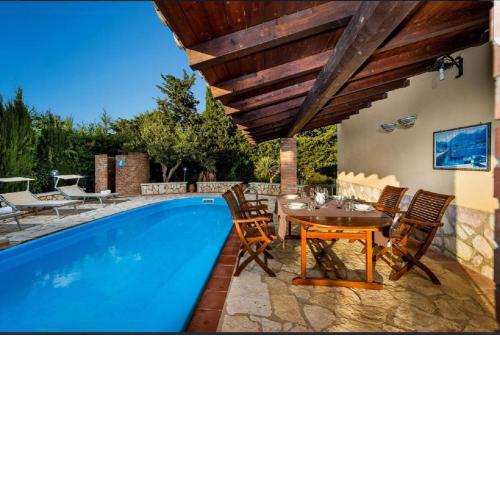 SC035 VILLA SUN con piscina privata immersa nel verde