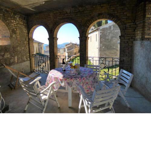 Scappo in Umbria, la Loggia
