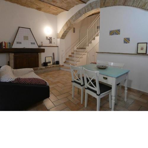SCAPPO IN UMBRIA, nel vicolo