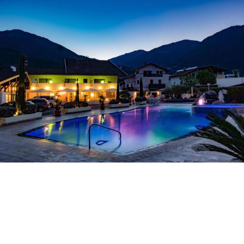 Schlosshof Charme Resort – Hotel & Camping
