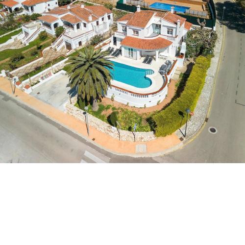 Schöne moderne Villa mit großer Poolterrasse, Meerblick und Strandnähe