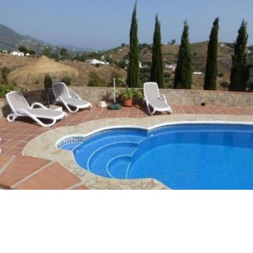 Schönes Ferienhaus in Cmpeta mit Großem Pool