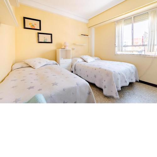 Se alquila una habitación triple con aire acondicionado, cama de matrimonio y otra individual de cuerpo y medio a kilómetro y pico de la playa