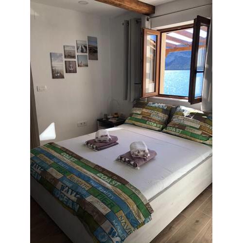Sea house Rava