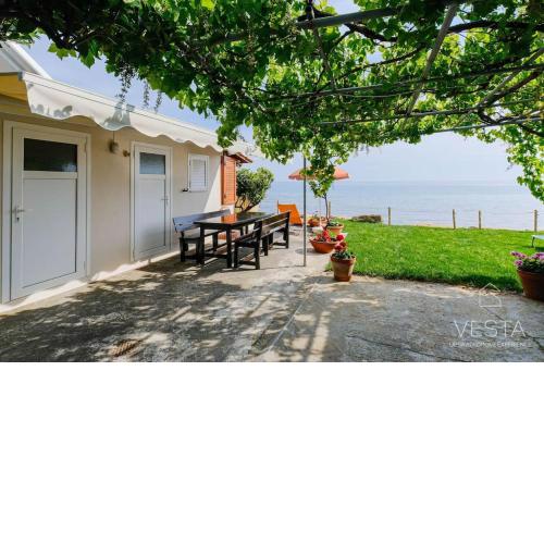 Sea the Day Beachfront 3-bdrm House, Nea Skioni