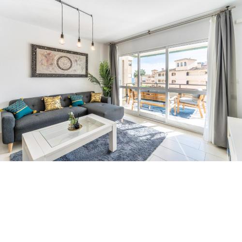 Sea view 2 bedroom apartment 2 min away from the beach