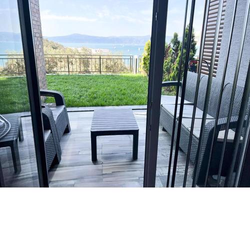 Sea View Luxury Apartment with Garden