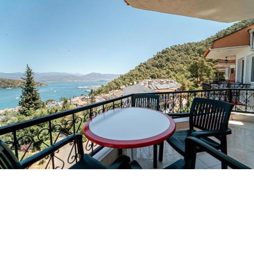 Sea View Vibrant Flat w Balcony Right by Sea