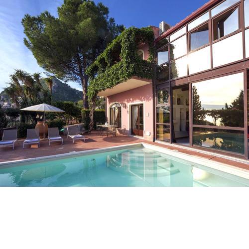 Sea view villa in Taormina with private pool