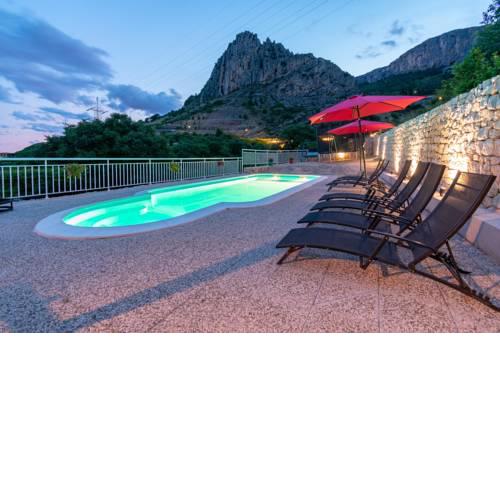 Sea view villa with heated pool near Split