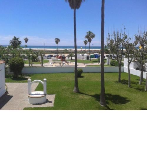 Sea views and great location, parking space too!