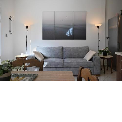 Seabreeze apartment in Palaio Faliro/ Netflix