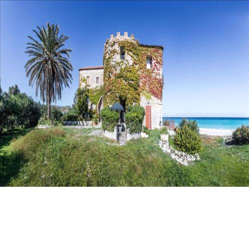 Seafront villa in Calabria with garden