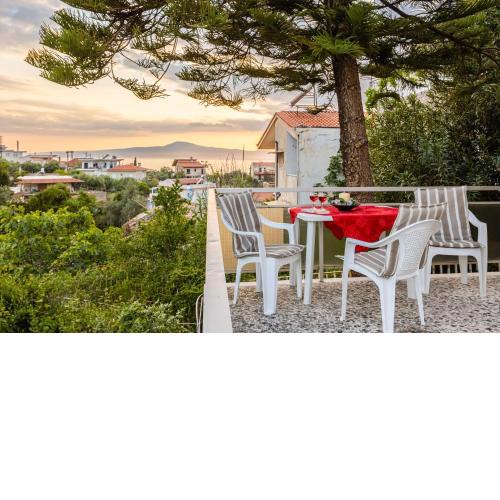 Seaside Family Haven - Avia's Spacious Getaway