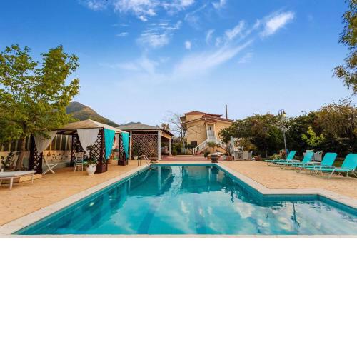 Seaside Oasis - Luxurious Villa with Private Pool