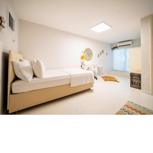 Seaside Retreat Vibrant Flat 2 min to Beach