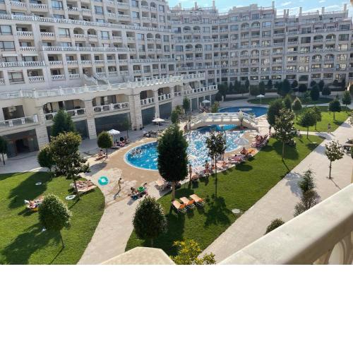Seaside Serenity - luxurious beach-front apartment with a refreshing pool