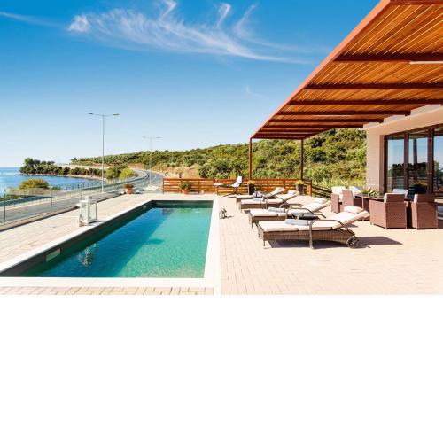 Seaside Summer Bliss - Aurora Luxury Pool Paradise