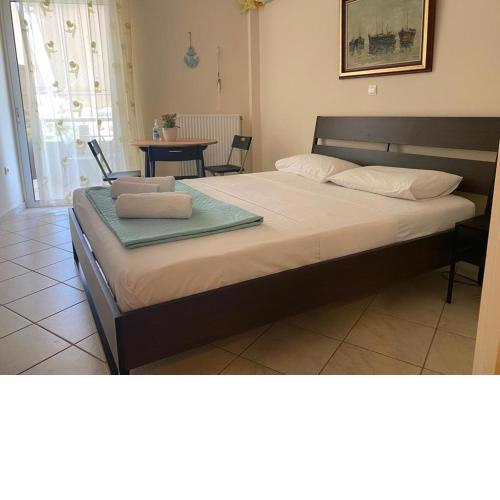Seaview 2nd flr. apt. next to the beach, wifi,a/c,p/c media.