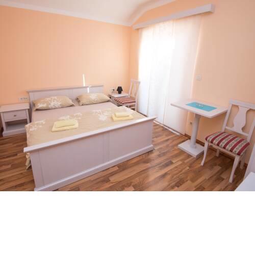 Seaview Apartment in Podstrana with Garden and Parking