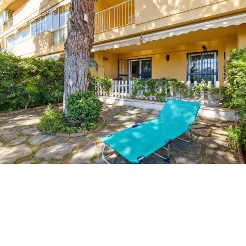 Seaview with private garden 5 minutes walk to the beach and amenities