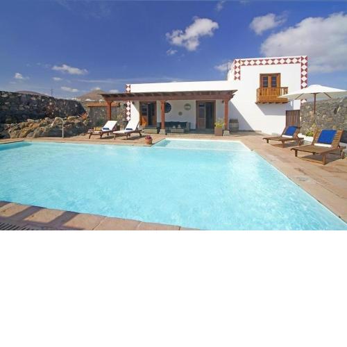 Sehr großzügig und modern eingerichtetes Ferienhaus mit privatem Pool und Sonnenterrassen im eigenen Garten