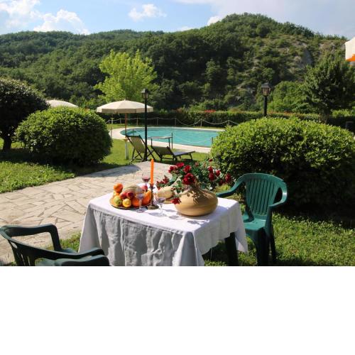 Serene Mansion in Apecchio with Swimming Pool