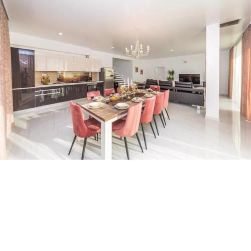 Seven-Bedroom Holiday Home in Kastel Stari