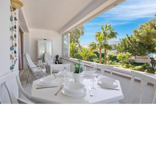 Shiny 2BR Apt with Views, Pool, Great Location