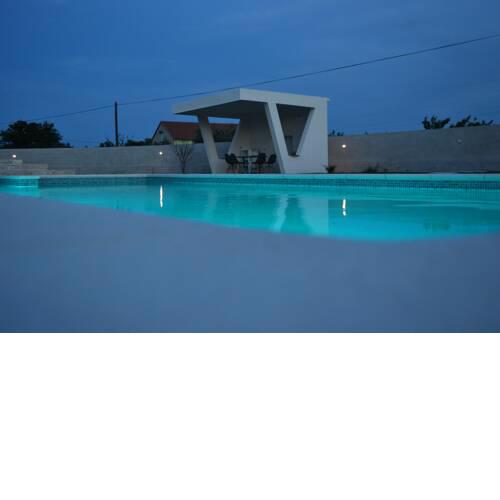 S&I Peaceful Holiday Home With Pool & Jacuzzi