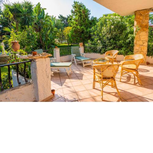 Sicilian Oasi with exotic garden