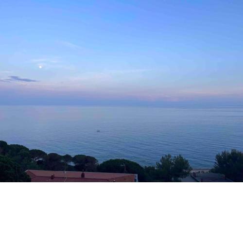 Silenzio e relax fronte mare a Varazze