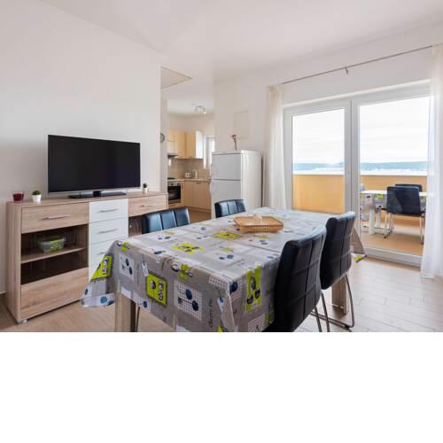 Simplistic Apartment in Neviđane near Sea beach