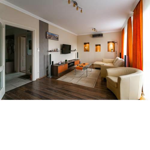 SIMPLY LOVELY Modern Apartment with BALCONY!