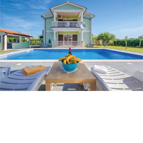 Six-Bedroom Holiday Home in Kapelica