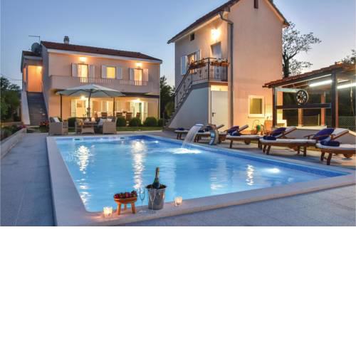 Six-Bedroom Holiday Home in Karakasica