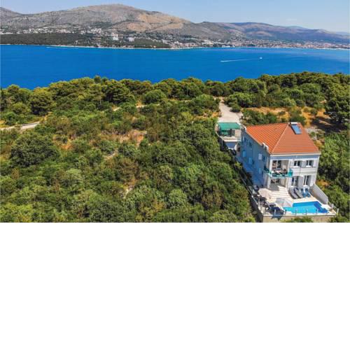 Six-Bedroom Holiday Home in Okrug Donji