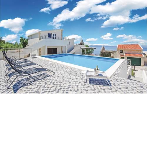 Six-Bedroom Holiday Home in Podgora