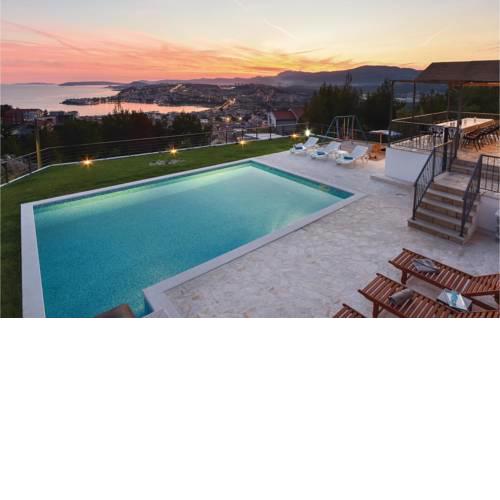 Six-Bedroom Holiday Home in Podstrana