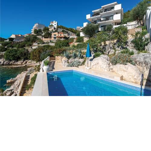 Six-Bedroom Holiday Home in Vinisce