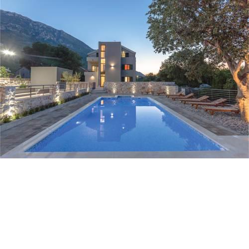 Six-Bedroom Holiday Home in Zagvozd