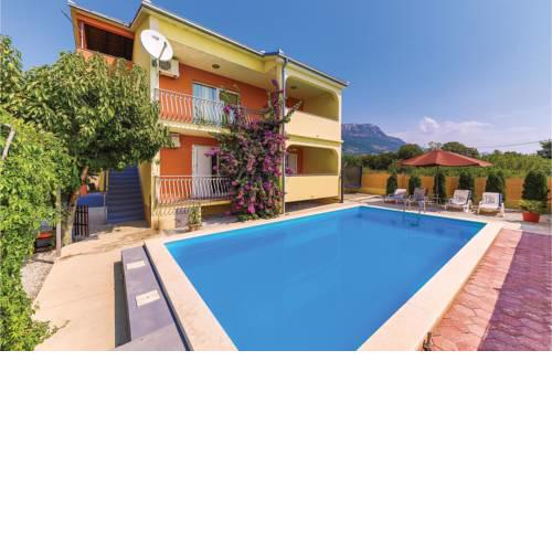 Six-Bedroom Holiday home Kastel Luksic with a Fireplace 02
