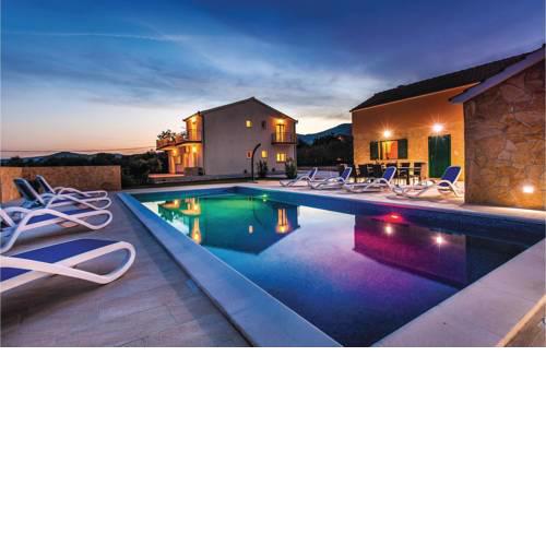 Six-Bedroom Holiday home with Sea View in Kastel Stari