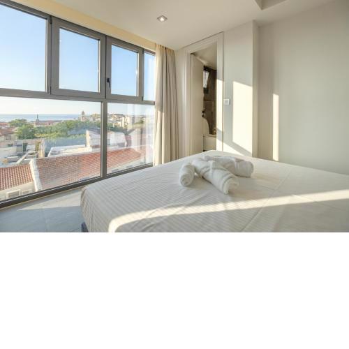 Sky-High Central Penthouse w. Stunning Views - 01