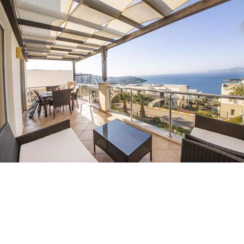 Sleek Flat with Private Beach and View in Milas