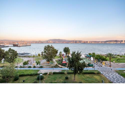 Sleek Flat with Sea View Balcony 2 min to Coast